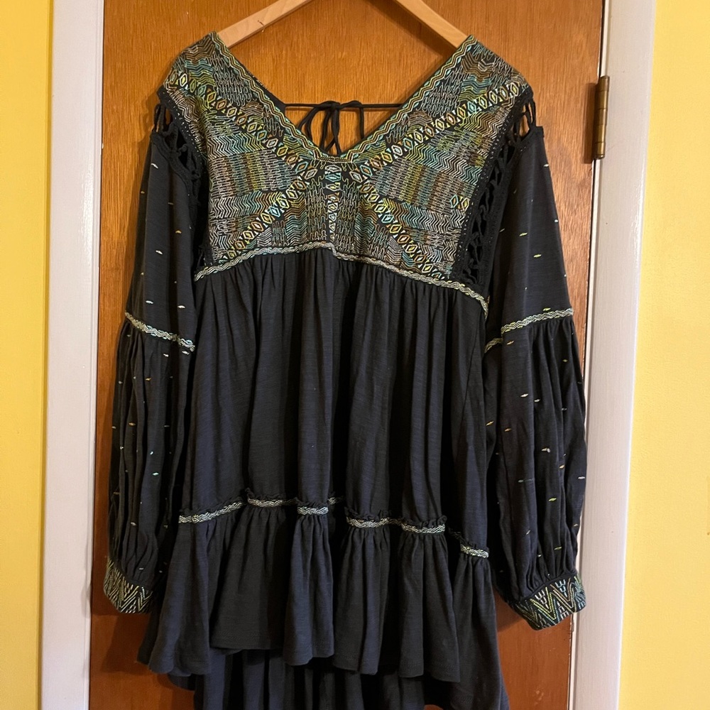 Free People “Much Love” embroidered Open Back balloon sleeve tunic size small